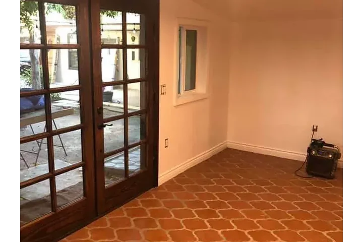 $1050 : Beautifu 1bd 1ba at Riverside image 2