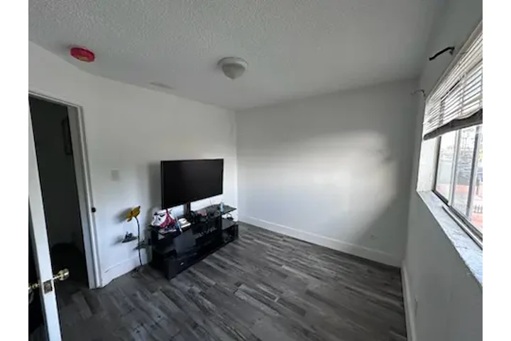 $850 : Se renta cuarto image 2