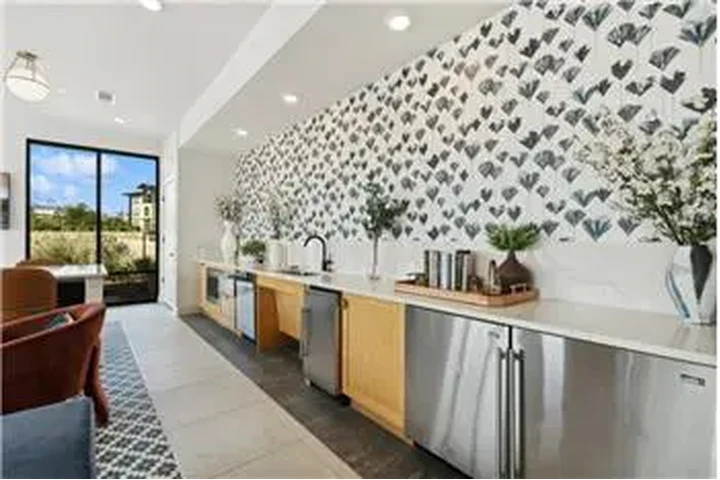 $2612 : Rental property with 3 bedro image 3