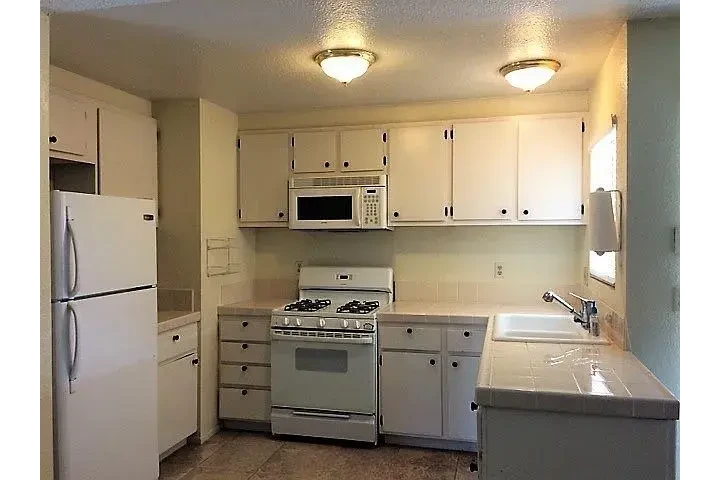 $1250 : La Sierra Acres Rental image 3