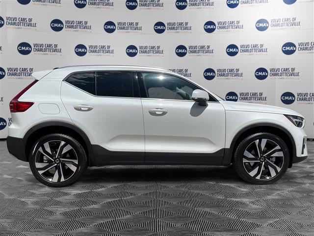 $51975 : PRE-OWNED 2024 VOLVO XC40 B5 image 6