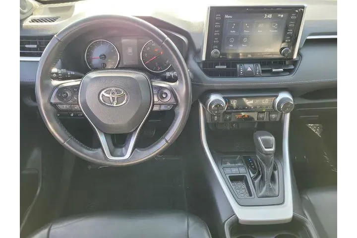 $29900 : Toyota RAV4 2021 XLE Premium image 4