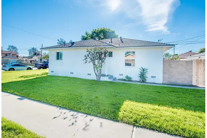 $2100 : 4 BEDROOMS, 2.5 BATH HOUSE image 2