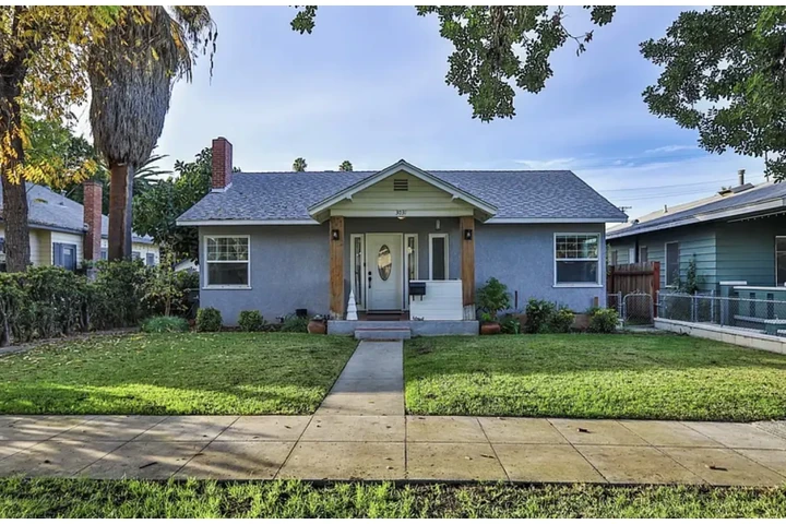 $1000 : stunning spacious updated home image 1