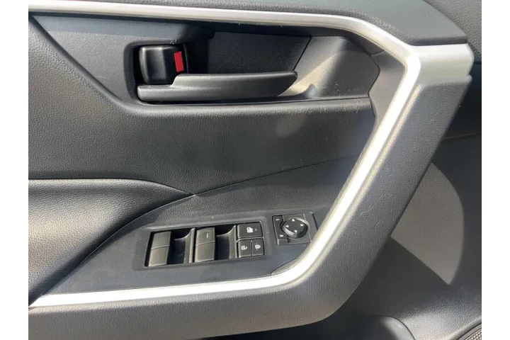 $16900 : 2019 RAV4 LE image 10