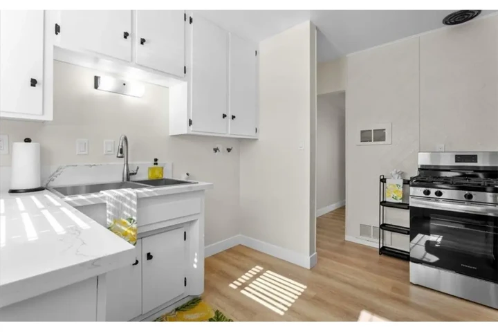 $2050 : Beautiful 2 Bed in Compton image 5