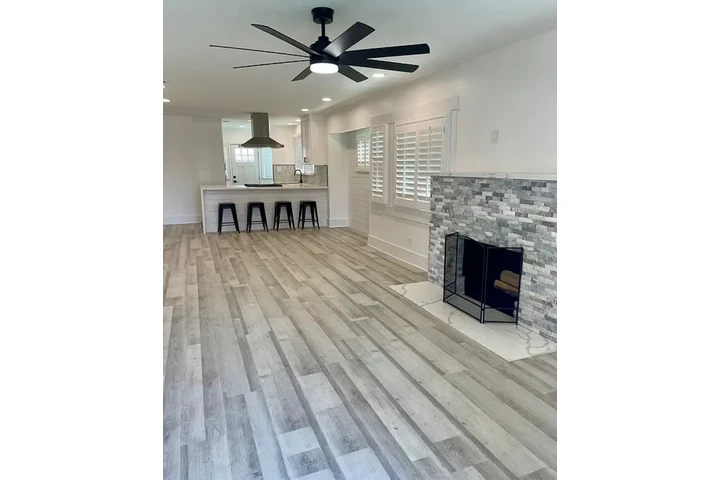 $2400 : 3 Bedroom Home in Los Angeles image 5