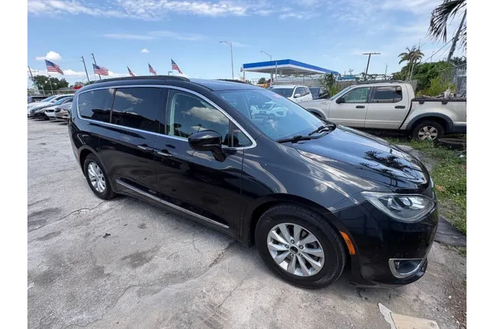 $9400 : 2017 Pacifica Touring Plus image 3