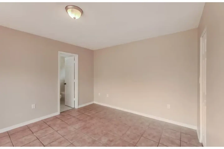 $2400 : 2 Bed 2 Bath Home in Miami FL image 4