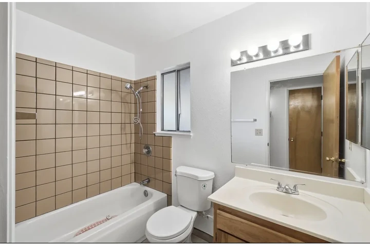 $1000 : Well maintained 3 bedroom, 2 image 6