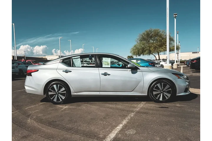 $15917 : Nissan Altima 2022 2.5 SV 4d image 8