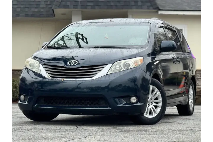 2012 Sienna XLE 7-Passenger A image 1