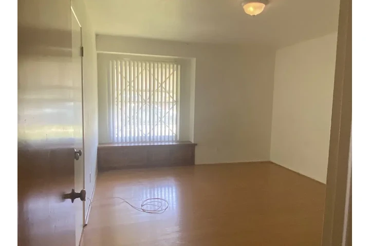 $1200 : Hard Wood Flooring Home image 5