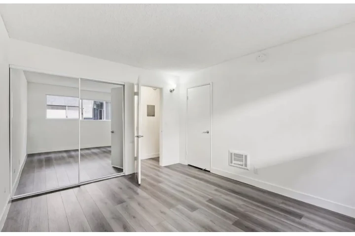 $1980 : 2 Bedroom Apt in West Adams LA image 6