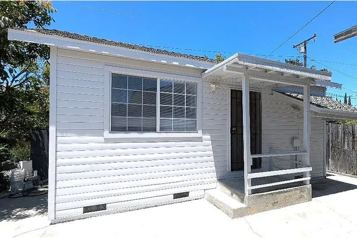 $900 : Esta casa privada de 2 dormito image 1