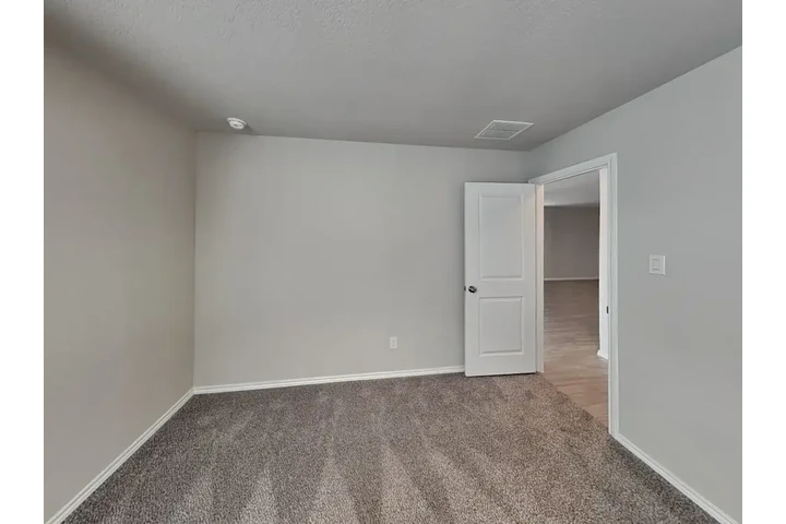 $972 : Comfortable Apartment image 6