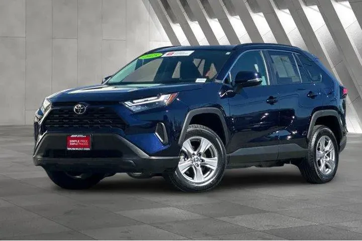 $33500 : Toyota RAV4 2025 AWD XLE 4dr image 2