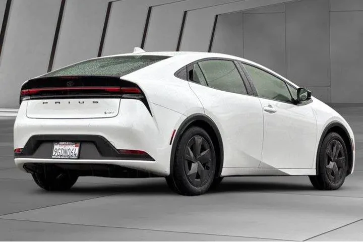 $25500 : Toyota Prius 2023 LE 4dr Hat image 4