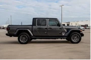 $23368 : Jeep Gladiator 2022 4x4 Over thumbnail