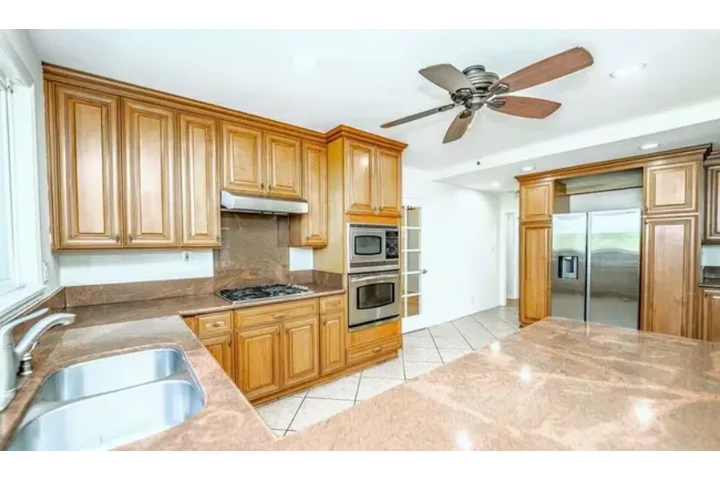 $2430 : Beautiful House in  West Adams image 6