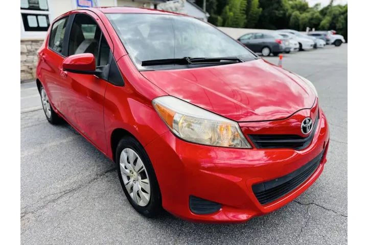2012 Yaris 5-Door SE image 6