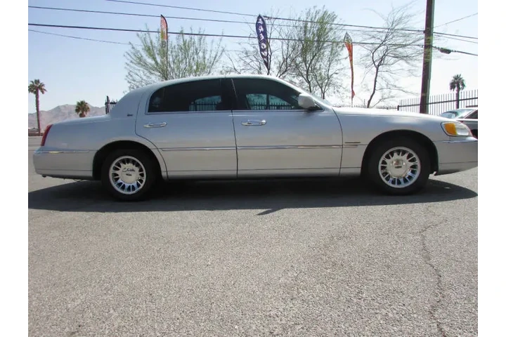 $5995 : 2002 Town Car Cartier image 4