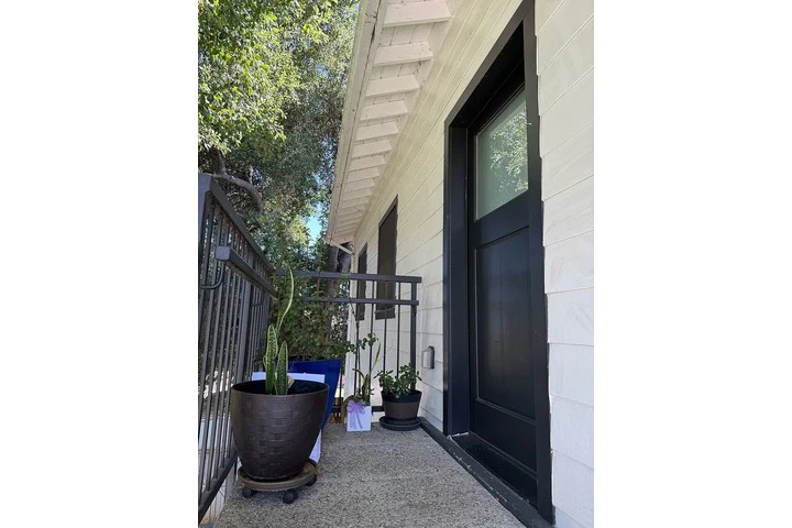 $2050 : Welcome to 122 E Brookdale Pl image 5