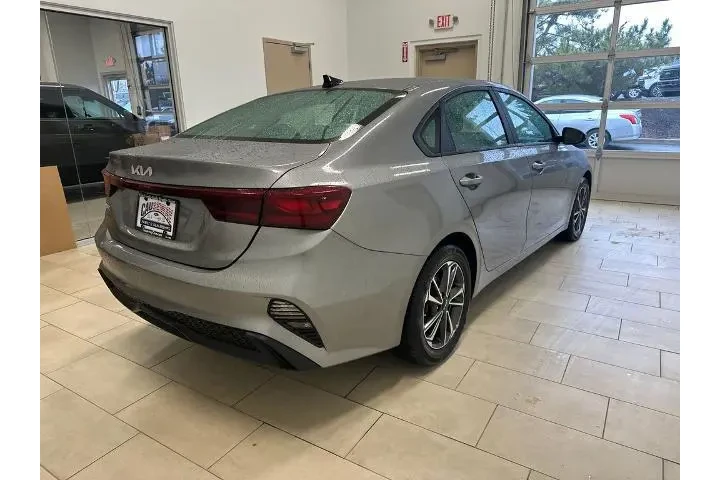 $17585 : Kia Forte 2023 LX 4dr Sedan image 7