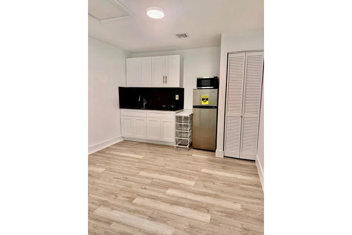 $1200 : Efficiency en Kendall image 1