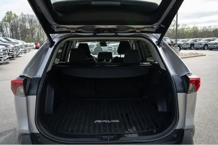 $24987 : Toyota RAV4 2021 XLE 4dr SUV image 8