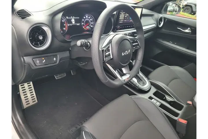 $19716 : Kia Forte 2023 GT-Line 4dr S image 9