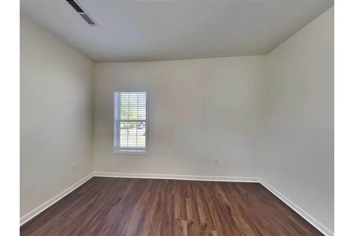 $2501 : Spacious & Modern 3-Bedroom image 7