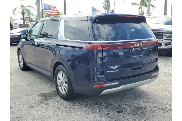 $29990 : Kia Carnival 2024 LX 4dr Min image 5