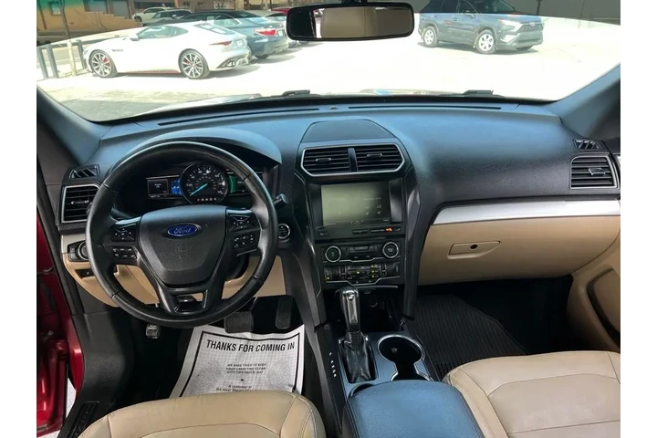 2016 Explorer XLT FWD image 9