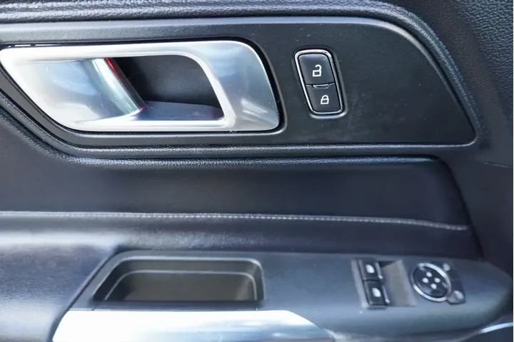 $25988 : Ford Mustang 2021 EcoBoost P image 9