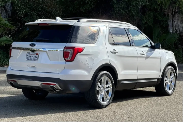 Ford Explorer 2017 XLT 4dr S image 3