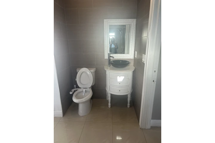 $1800 : Renta efficiency /  un cuarto image 7