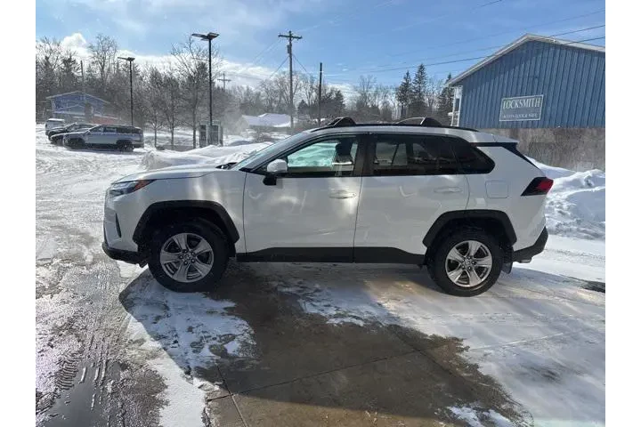 $26956 : Toyota RAV4 2022 AWD XLE 4dr image 6