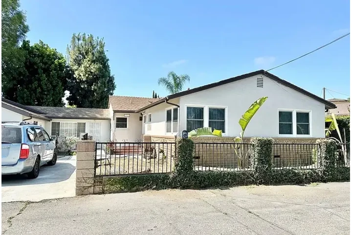 $2050 : Private backyard Double-pane image 1