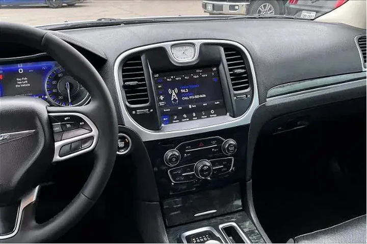 $33417 : Chrysler 300 2023 Touring L image 7