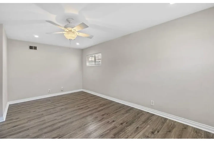 $2500 : 3 Bed House in Vermont Square image 7