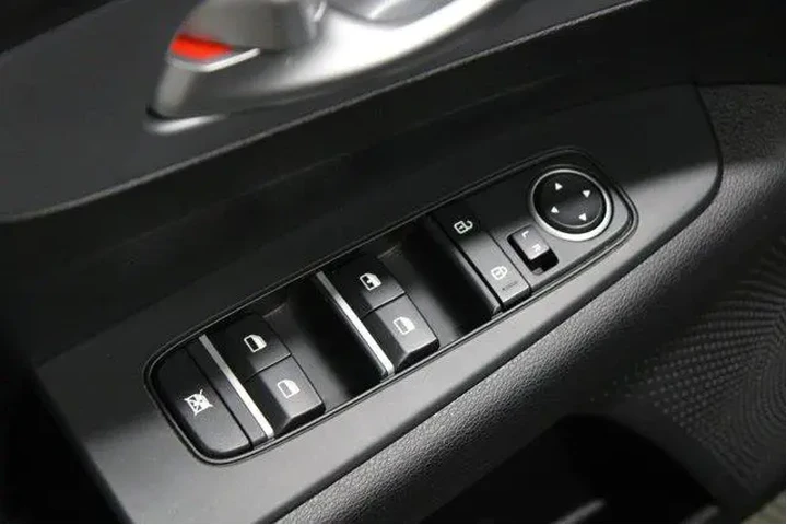 $17989 : Kia Forte 2023 LXS 4dr Sedan image 4