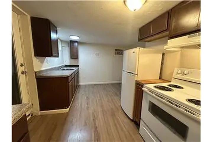 $525 : Rental property with 1 bedro image 3