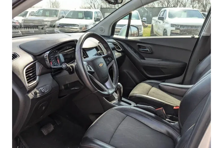 $9472 : 2017 Trax LT image 3