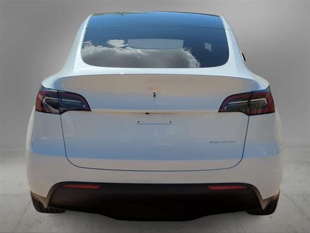 $40990 : Pre-Owned 2023 Tesla Model Y image 4