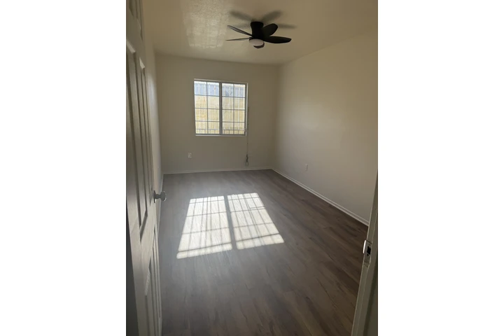 $1250 : SE RENTA CUARTO image 5