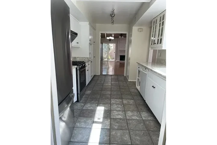 $1870 : Single story two bedroom and t image 3
