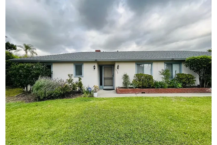 $1700 : This quaint single family, 2 b image 2