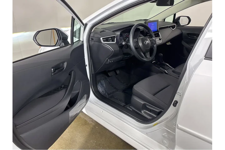 $23997 : Gold Certified2025 Corolla LE image 2