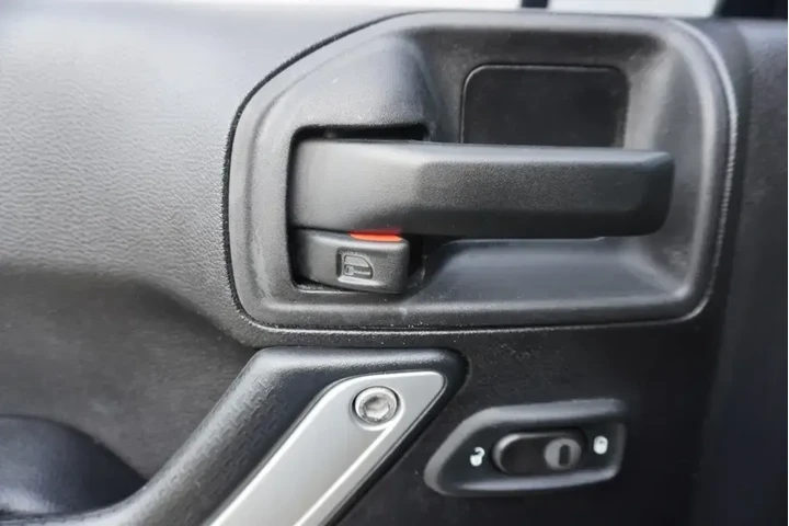 $13988 : Jeep Wrangler Unlimited 2015 image 9